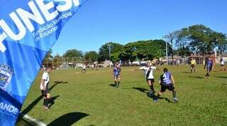  Jogo de futebol na Praça Elias Gadia, no Bairro Taveirópolis. (Foto: Divulgação/Funesp)