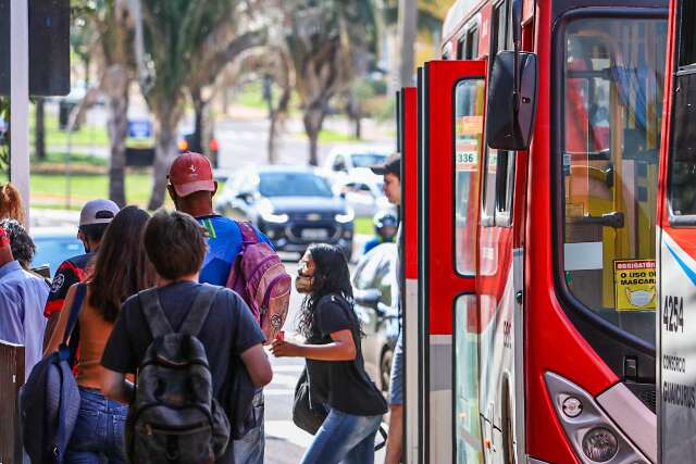 Ap&oacute;s 24h, passageiros de &ocirc;nibus seguem divididos sobre retirada de m&aacute;scaras