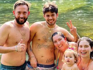Zé Felipe ao meio, com cunhado, sogra, filha e esposa no Rio Formoso (Foto: Redes Sociais)