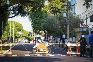 Avenida Afonso Pena iterditada na manhã deste sábado (Foto: Henrique Kawaminami) 