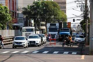 Caminhão levando banheiros químicos para a via, onde acontecerá os desfiles de amanhã (Foto: Henrique Kawaminami) 