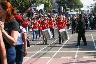 Banda desfilando durante o evento deste domingo. (Foto: Henrique Kawaminami)