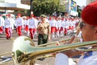Instrumentista tocando durante do Desfile Cívico deste domingo. (Foto: Henrique Kawaminami)