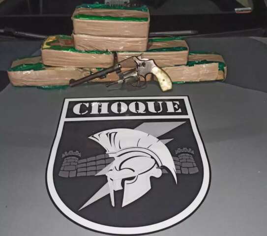 Homem tenta correr da pol&iacute;cia, mas &eacute; flagrado com 7 kg de coca&iacute;na