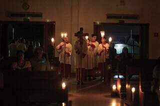 Coroinhas entrando na paróquia durante a missa desta noite (28). (Foto: Alex Machado)