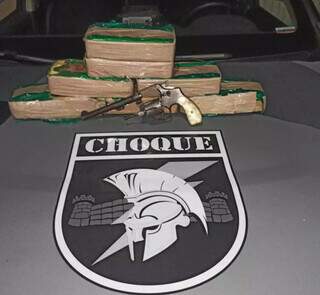 Tabletes e revólver que foram apreendidos durante ação da equipe do Choque. (Foto/Divulgação)