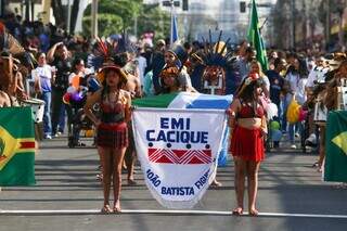 Alunos da EMI João Batista Figueiredo durante o desfile. (Foto: Henrique Kawaminami) 