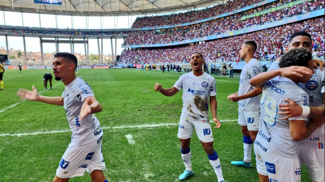 Em duelo com 2 gols contra, Bahia vence o Vasco na Fonte Nova