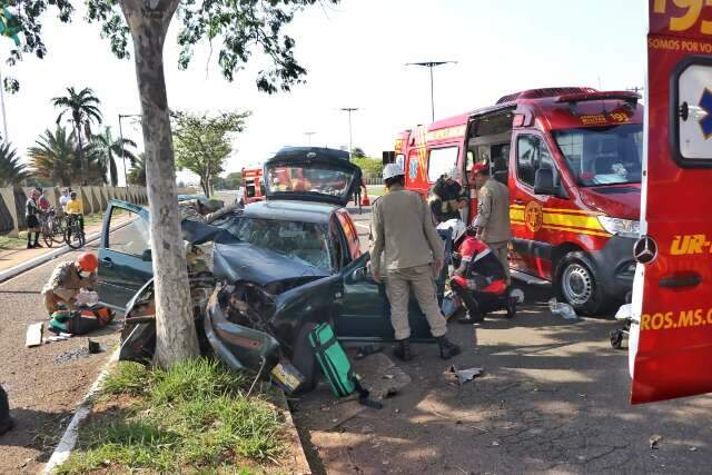 Casal fica preso em ve&iacute;culo ap&oacute;s colis&atilde;o em &aacute;rvore na Duque de Caxias