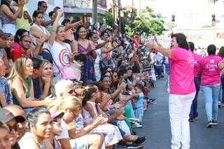 População campo-grandense prestigia desfile em comemoração ao aniversário de Campo Grande (Foto: Henrique Kawaminami)