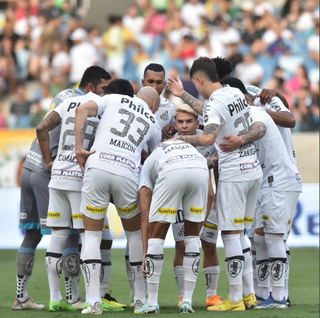 Jogadores em campo durante a partida desta noite (28). (Foto: Reprodução/Twitter/SantosFC) 