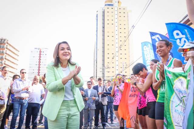 Prefeita de Campo Grande comemora retorno do desfile de anivers&aacute;rio