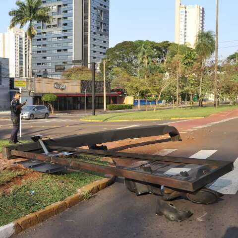 Motorista arranca sem&aacute;foro na Avenida Afonso Pena ap&oacute;s colis&atilde;o