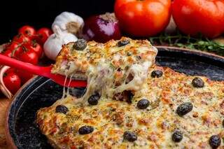 Pacu pizza é assado com molho de alcaparras, champignon e tomates cereja. (Foto: Arquivo pessoal)