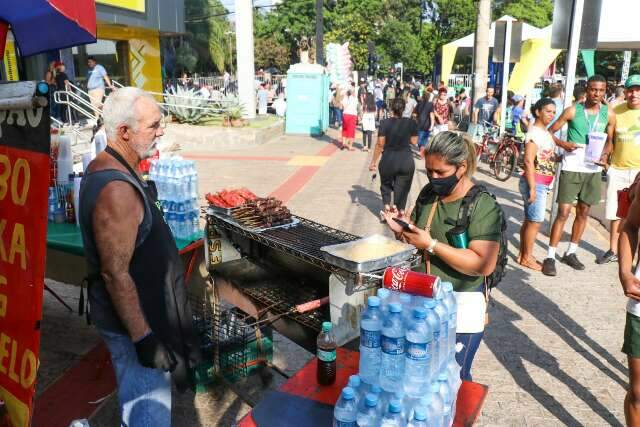 Ambulante chegou &agrave;s 3h, mas vendas n&atilde;o &quot;bombam&quot; durante o desfile 
