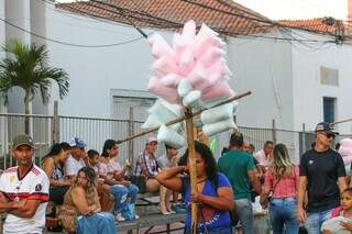 Vendedora de algodão doce também aproveitou para faturar durante o desfile. (Foto: Henrique Kawaminami) 