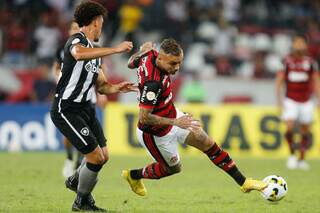 Jogadores disputando a bola durante a partida. (Foto: @gilvandesouza9 / CRF)