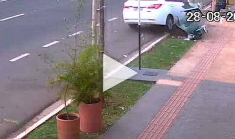 Vídeo mostra carro acertando poste na Rua José Antônio
