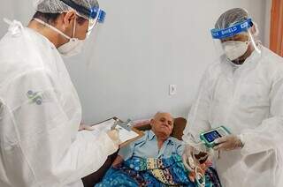 Idoso recebe atendimento médico em casa (Foto: Agência Senado)