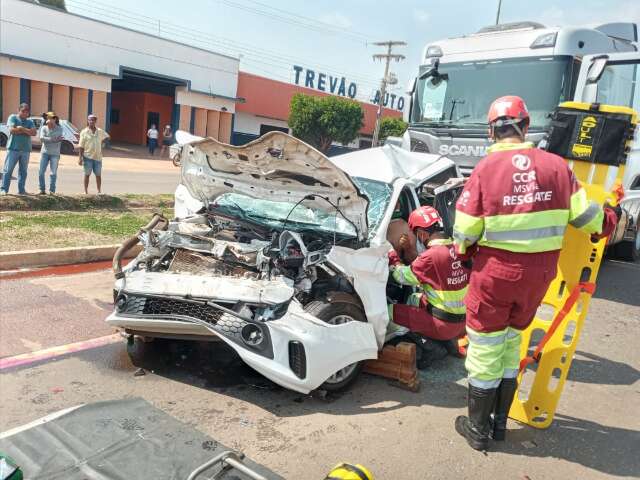 Motorista fica preso nas ferragens ao ter carro prensado por 2 caminh&otilde;es 