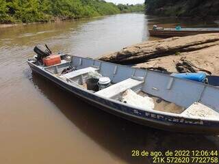 Barco apreendido durante ação da PMA no Rio Miranda. (Foto: PMA / Divulgação)