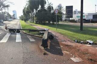 Semáforo arrancado na colisão, na madrugada de domingo. (Foto: Paulo Francis)