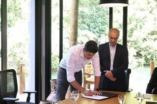 Ministro Marcelo Sampaio e Governador Reinaldo Azambuja durante assinatura de convênios (Foto: Paulo Francis)