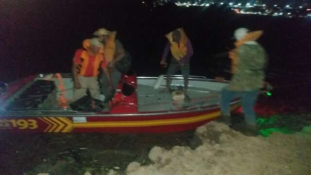 Pescadores s&atilde;o resgatados ap&oacute;s ficarem &quot;ilhados&quot; no meio do Rio Paraguai
