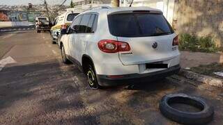 Carro teve pneu estourado na colisão. (Foto: Direto das Ruas)