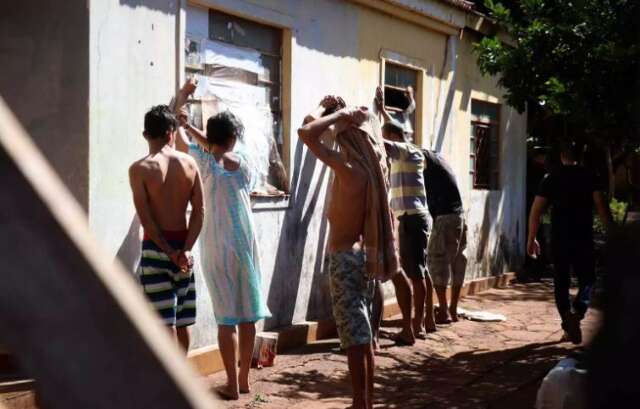 Cansados de furtos, moradores pedem demoli&ccedil;&atilde;o de casa invadida por usu&aacute;rios 