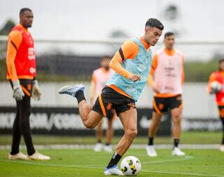 Volante Fausto prepara o passe em treino no Corinthians (Foto: Divulgação)