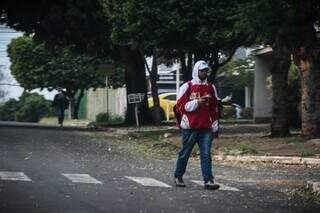 Rapaz precisou vestir o casaco no início do dia na Capital (Foto: Henrique Kawaminami)