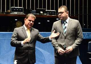À esquerda, Nelsinho Trad (PSD) o relator da proposta e Alan Guedes (PP) prefeito de Dourados. (Foto: Divulgação)