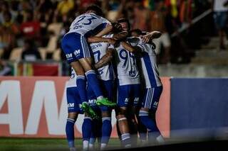 Comemoração dos jogadores do Cruzeiro em campo. (Foto: Staff Imagens)