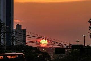 Sol aparece nesta manhã fria em Campo Grande (Foto: Henrique Kawaminami)