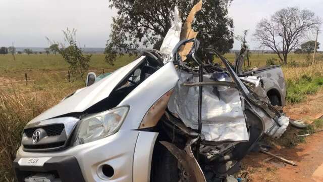 Motorista fica preso &agrave;s ferragens ap&oacute;s acidente entre camionete e carreta