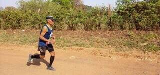 Aos 78 anos, Basílio mantém rotina de exercícios e amor por maratonas. (Foto: Arquivo pessoal)