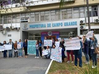 Manifestantes levaram cartazes pedindo melhorias na educação especial na Capital. (Foto: Izabela Cavalcanti)