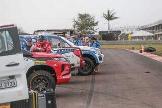 Pilotos em momento de descontração antes de pegaram a estrada (Foto: Marcos Maluf)