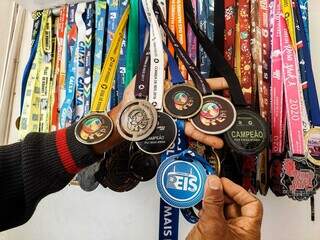 Basílio coleciona medalhas há 20 anos. (Foto: Aletheya Alves)