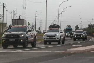 Carros participantes do rally deixam Campo Grande (Foto: Marcos Maluf)