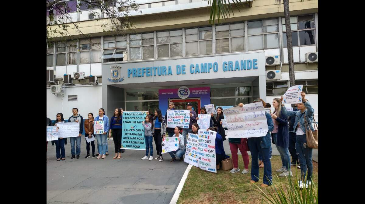 Centenas de professores e auxiliares em protesto e escolas