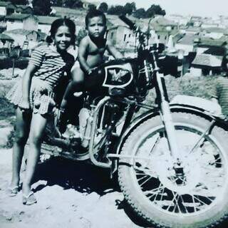 Rosana, aos 6 anos, junto com o irmão e a moto do pai. (Foto: Arquivo Pessoal)