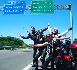 Rosana e amigas motociclistas em viagem do evento MotoLaguna. (Foto: Arquivo Pessoal)