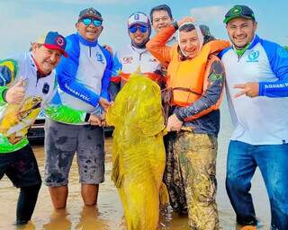 Pesca de jaú de cerca de 90 kg foi comemorada pelos amigos da Galera do Taquari. (Foto: Josué Bernardo)