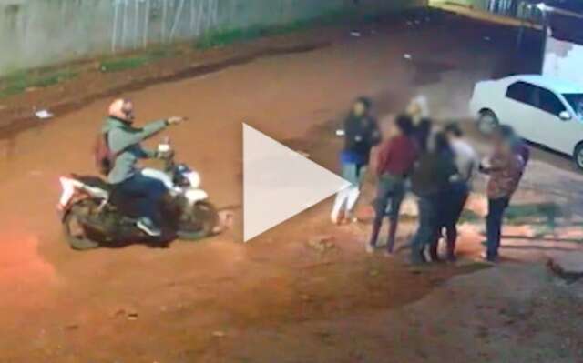 Grupo de 7 mulheres &eacute; assaltado por ladr&atilde;o em motot&aacute;xi na sa&iacute;da de igreja