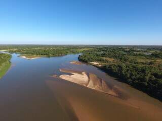Imagem aérea do Arrombado do Caronal, local onde o o rio assoreado forçou suas margens e se derramou pelos campos. (Foto: Documenta Pantanal)