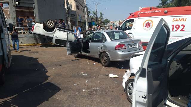 Carro com vereadora capota em acidente envolvendo três veículos