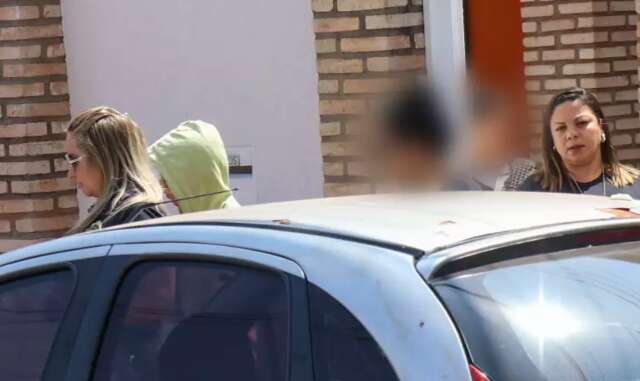 Homem e 3 mulheres s&atilde;o levados &agrave; delegacia em a&ccedil;&atilde;o sobre ass&eacute;dio na Prefeitura