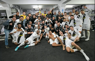 Jogadores reunidos após a vitória desta noite. (Foto: Álvaro Jr./PontePress)